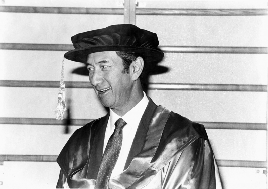 Dr Stanley Ho was conferred the Doctor of Social Sciences honoris causa at the 130th Congregation (1987)